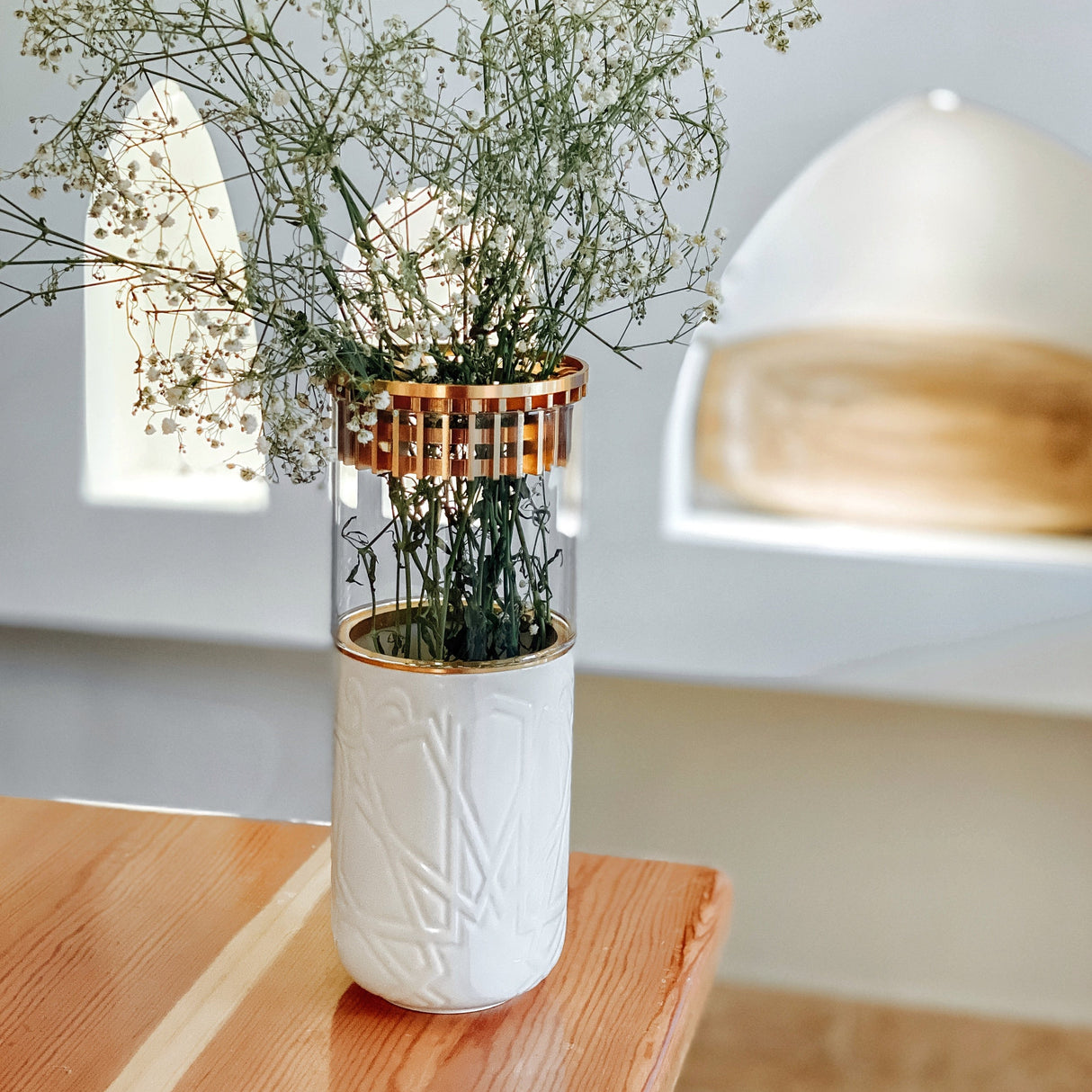 Luxury Majlis - Medium Decorative Vase - White & Gold