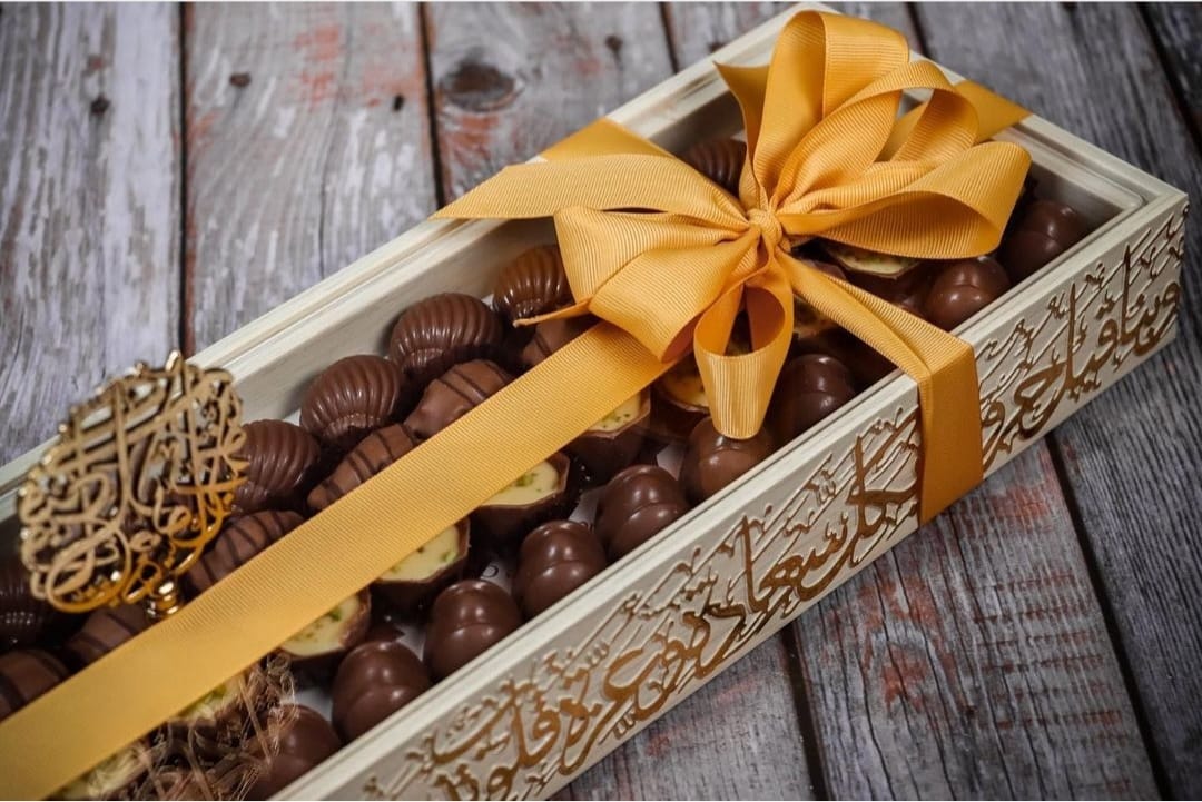 Royal BlossomHive 24" Slim Bamboo Tray – White & Gold